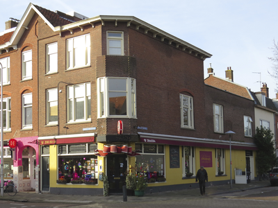 908701 Gezicht op het winkelhoekpand Willem van Noortstraat 186 te Utrecht, met rechts het Willem van Noortplein.N.B. ...